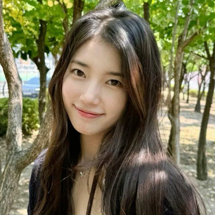 Suzy Bae picture 1 of 1