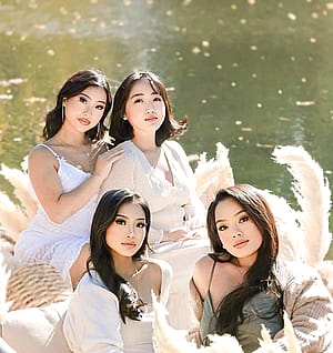 Hmong girls'