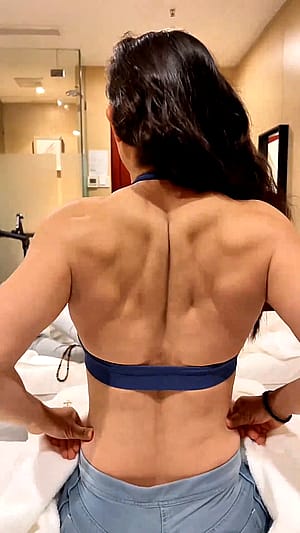 Feng Xueyuan (her back wow)'