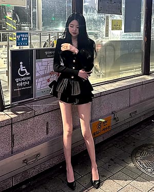 Leggy asian'