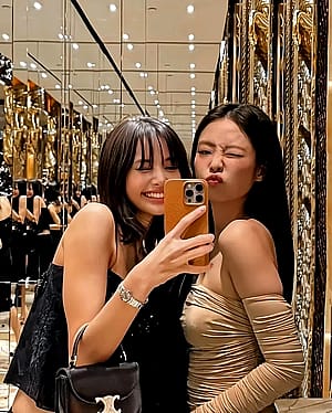 BlackPink - Lisa and Jennie'