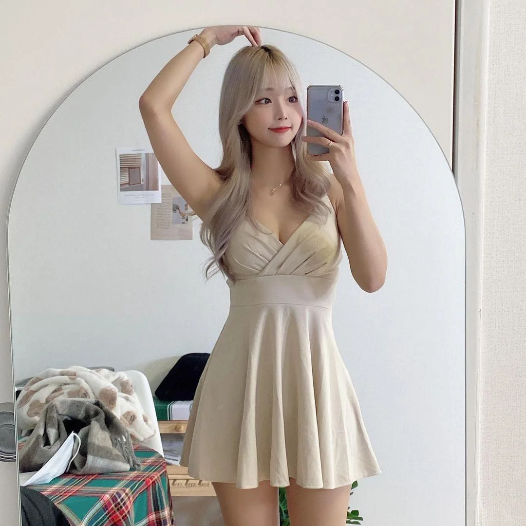 Cute blonde picture 1 of 1