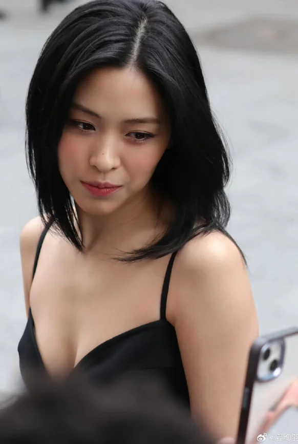 ITZY Ryujin picture 1 of 2