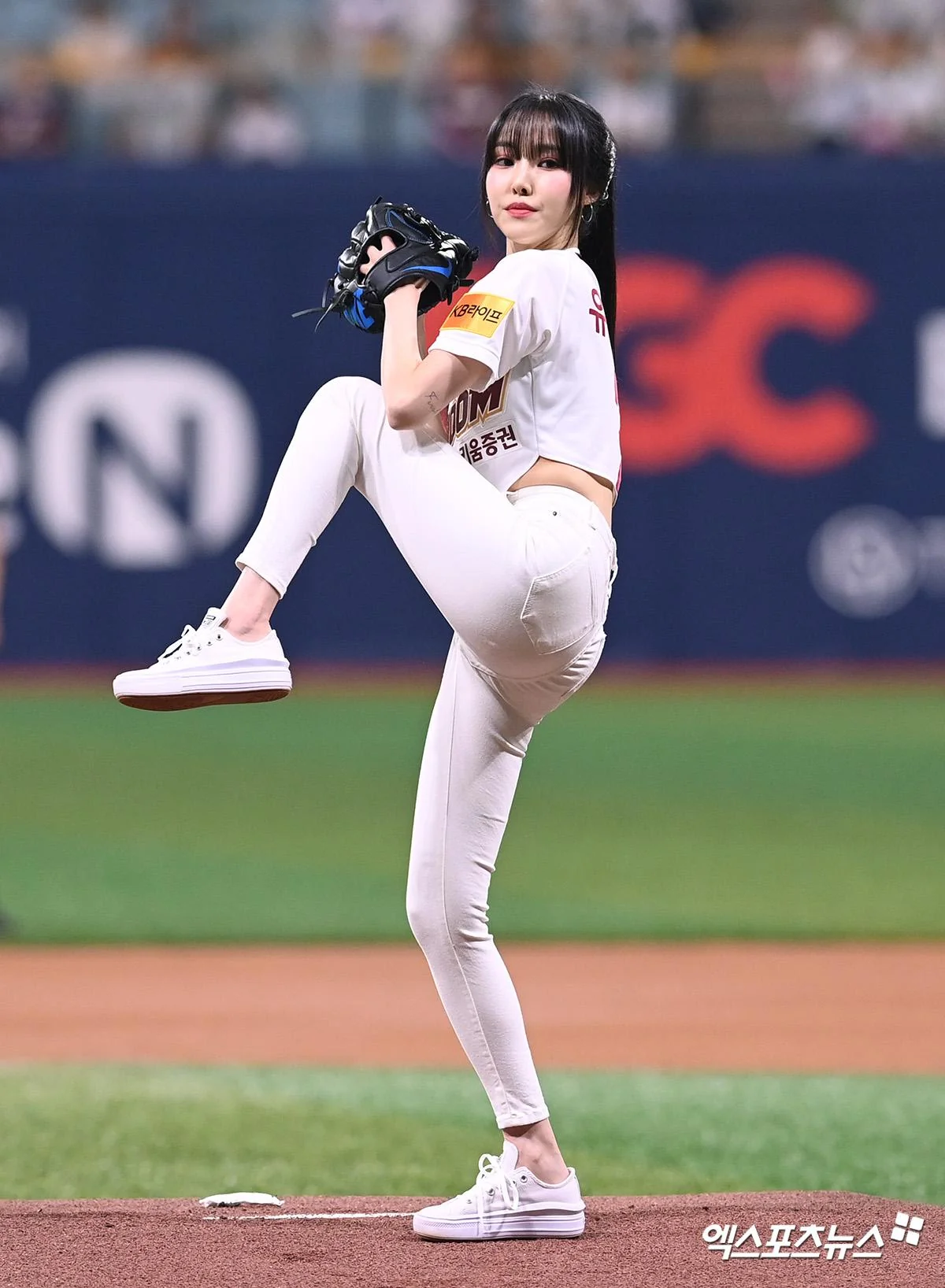 Yuju picture 2 of 2