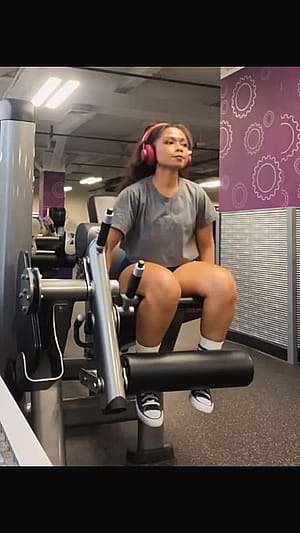 Yanah working out her thighs'