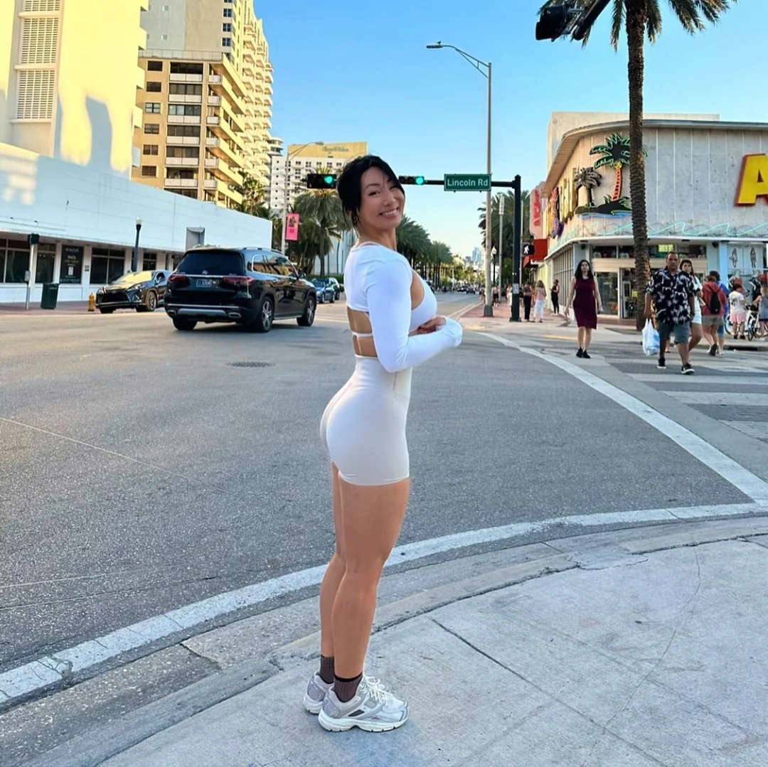 I bet it's hard to drive when you see her on the side picture 1 of 1