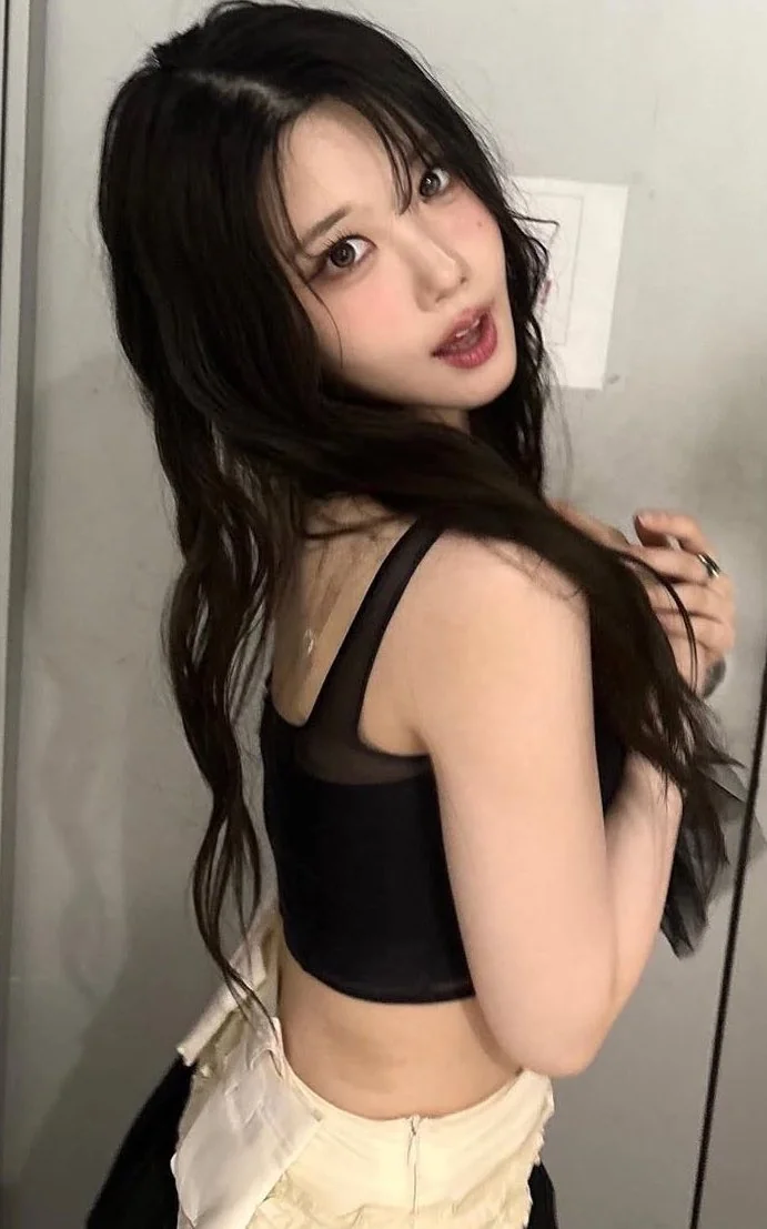 CLASS:y Chaewon picture 3 of 3