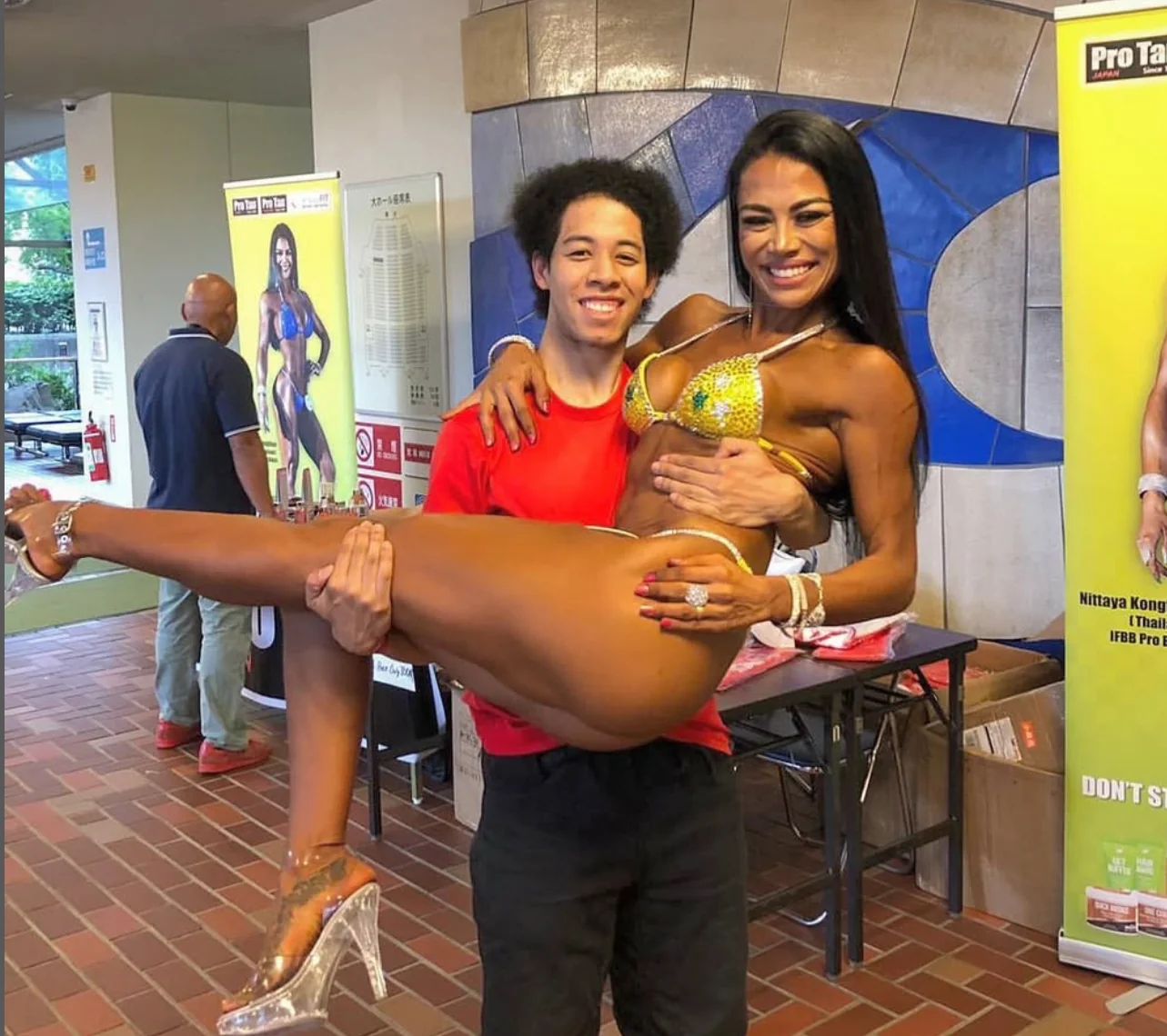 Muscle Carrying Scrawny Nerd Volume 3 picture 5 of 14