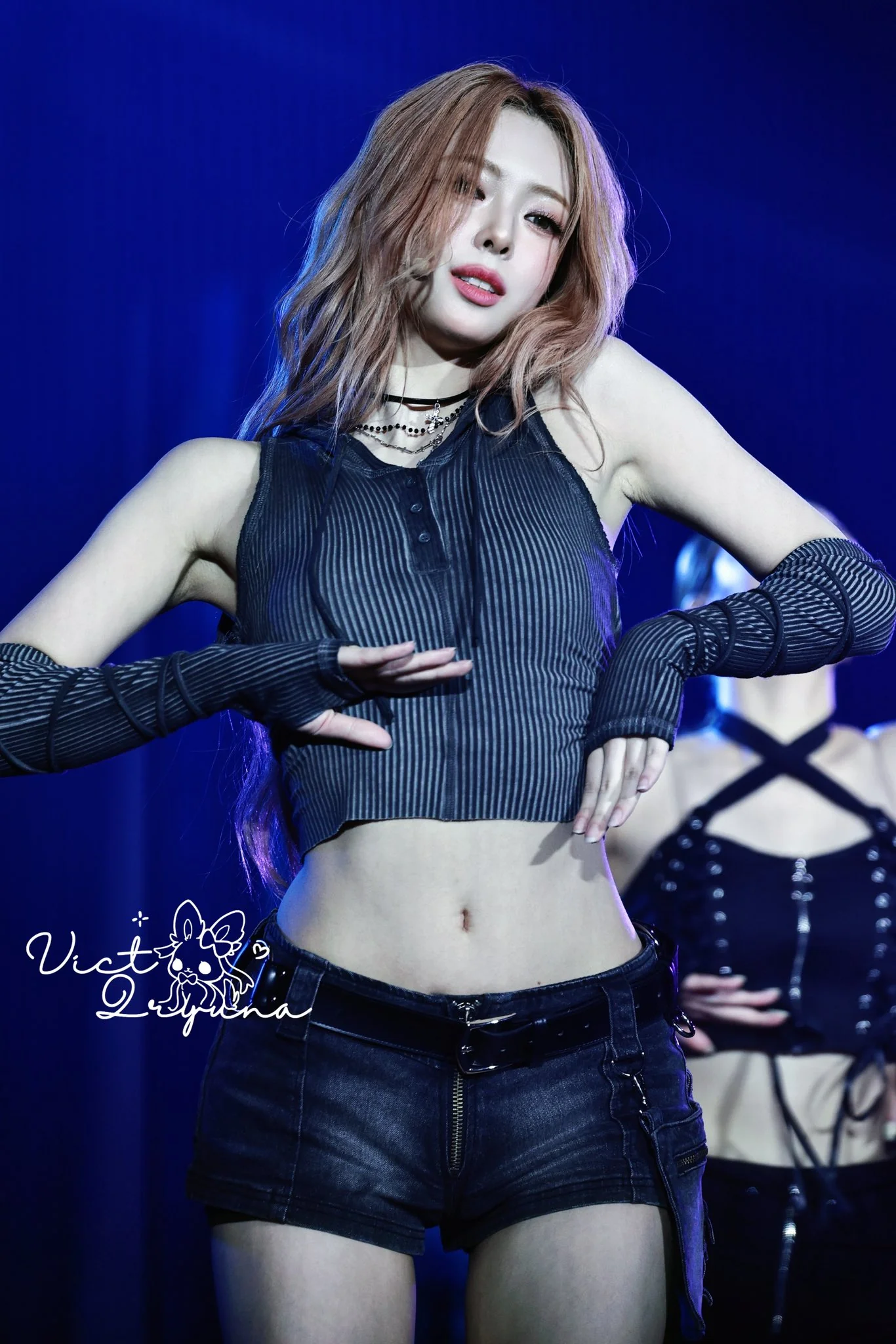 ITZY Yuna picture 1 of 3