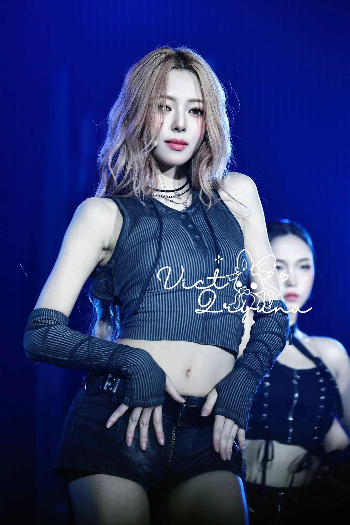 ITZY Yuna picture 2 of 3