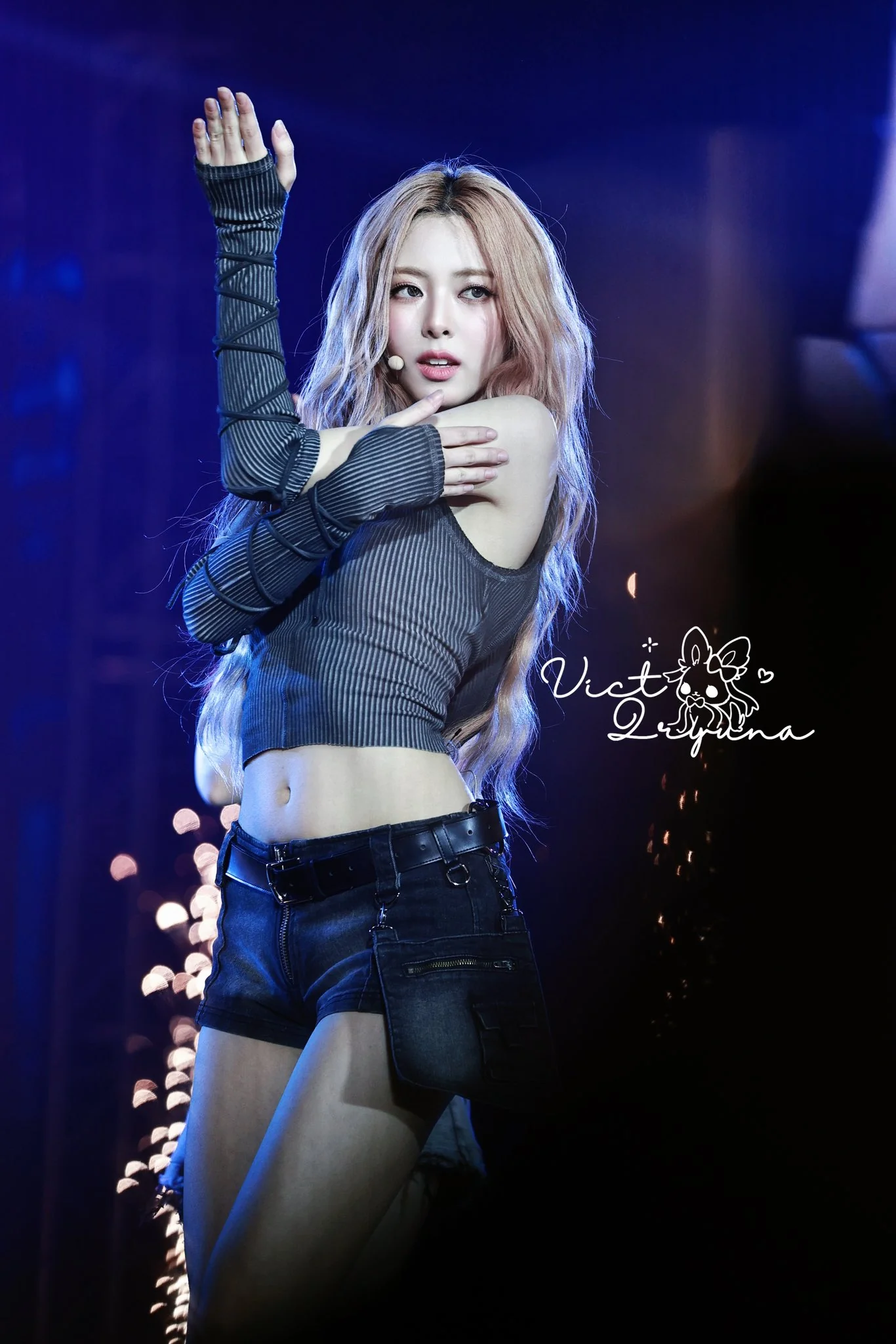 ITZY Yuna picture 3 of 3