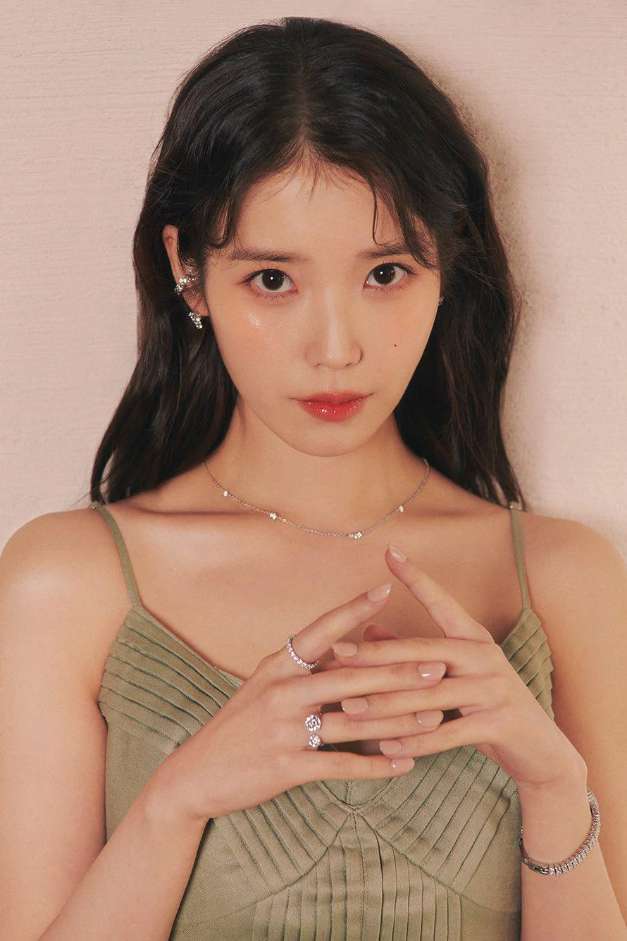 IU picture 1 of 1