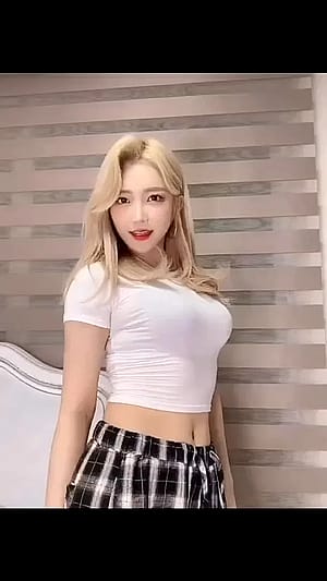 Cute blonde'