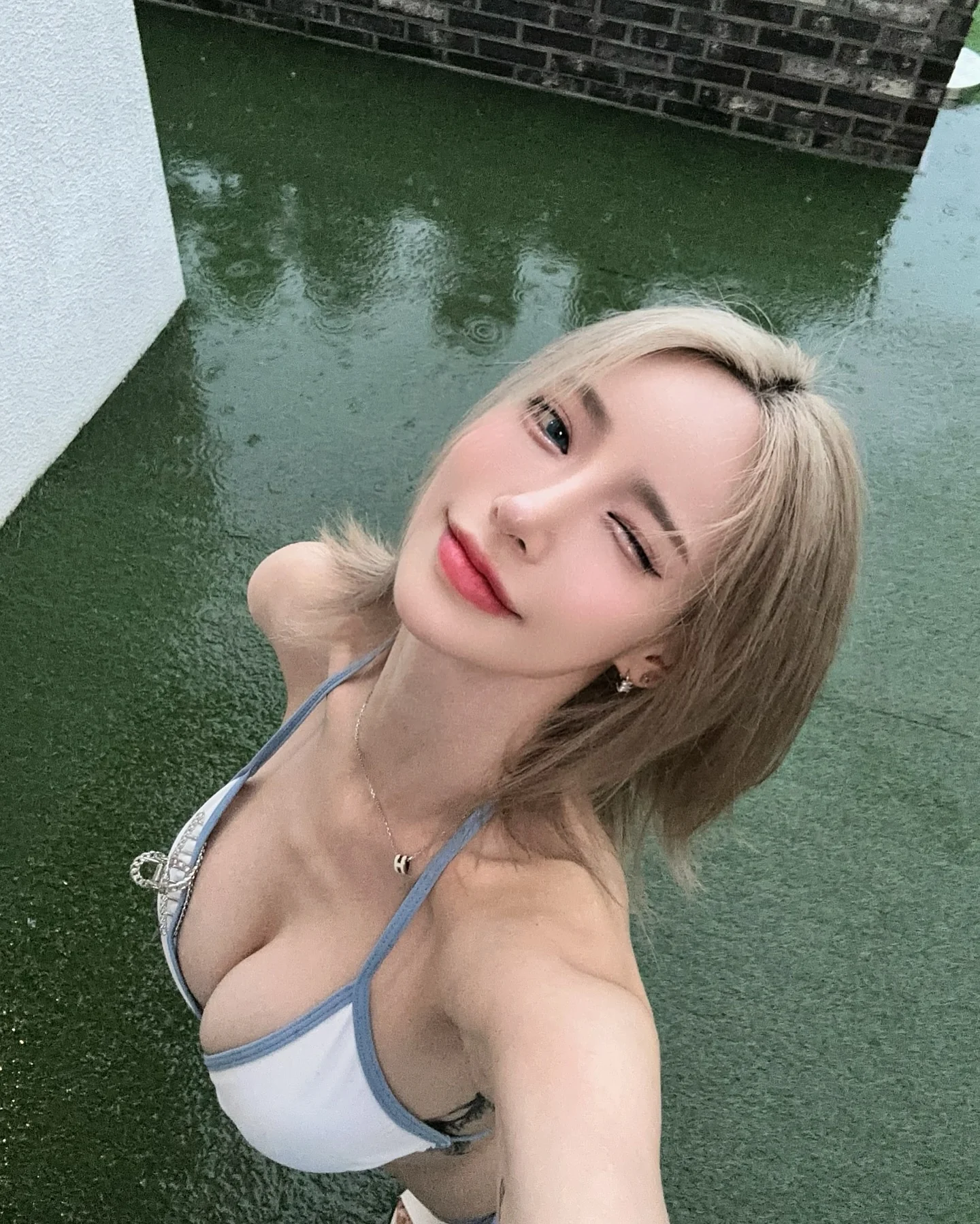Asian blonde picture 5 of 6