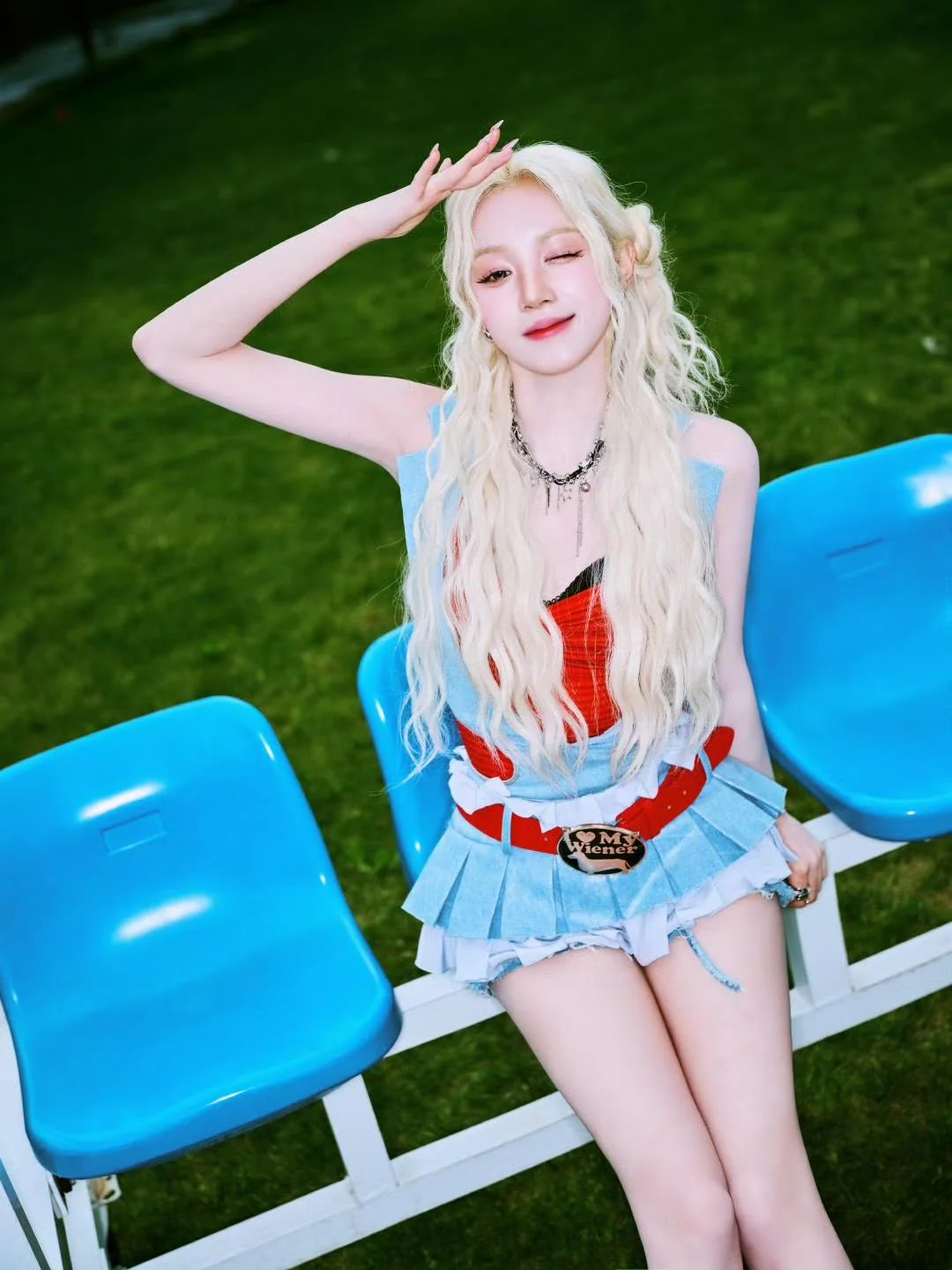 Yuqi picture 1 of 2