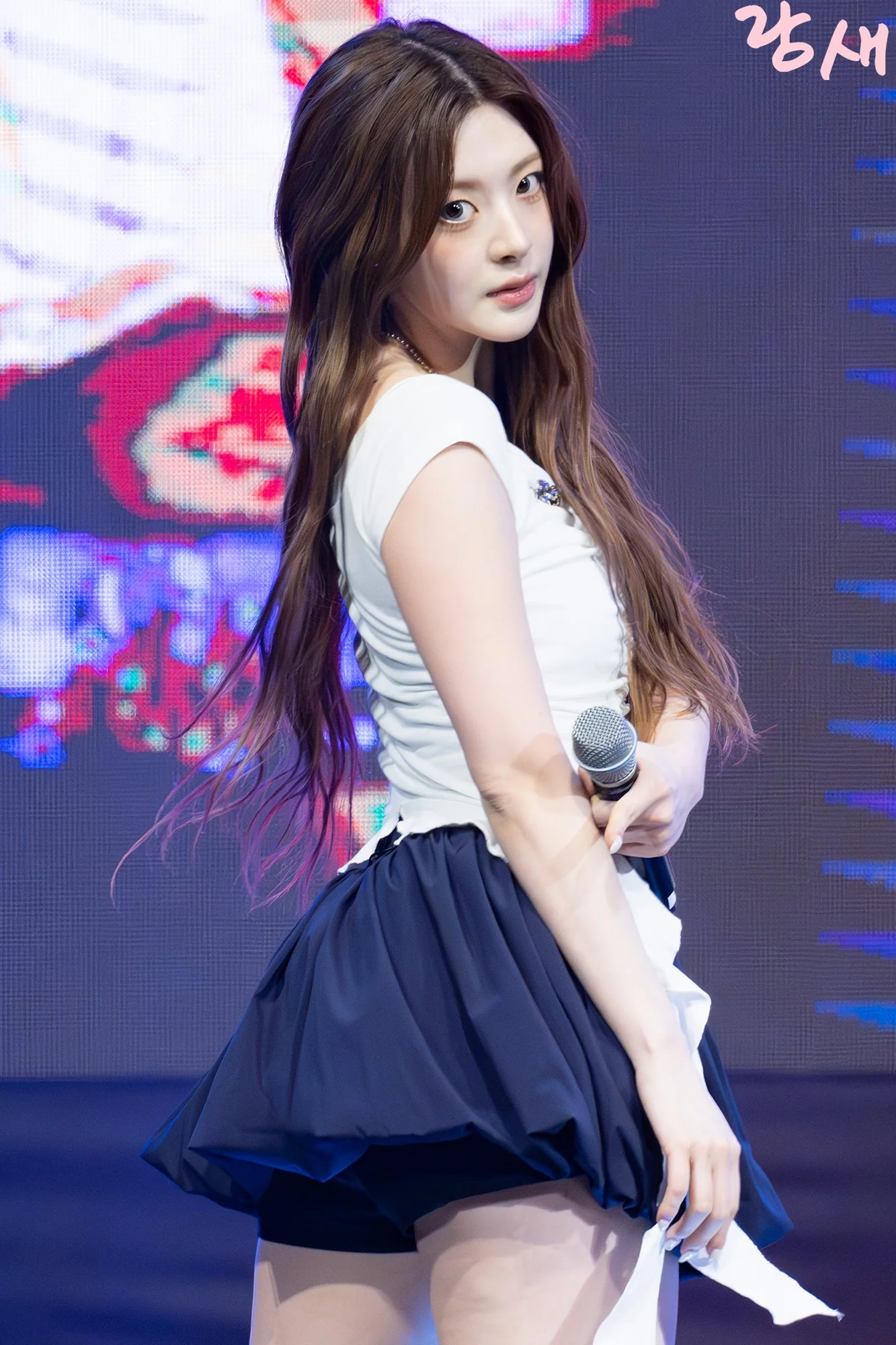 STAYC Seeun picture 2 of 2