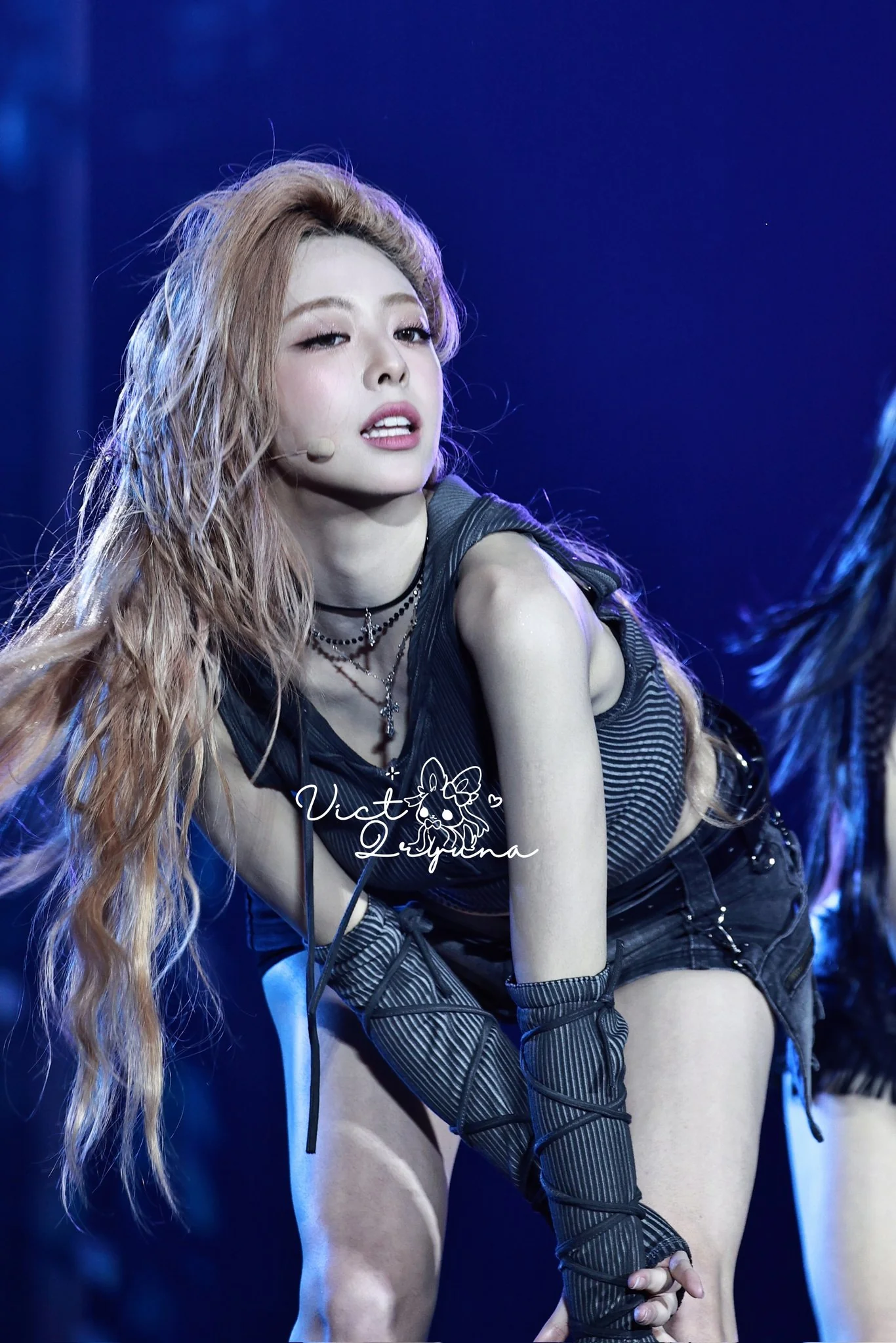 ITZY Yuna picture 1 of 3