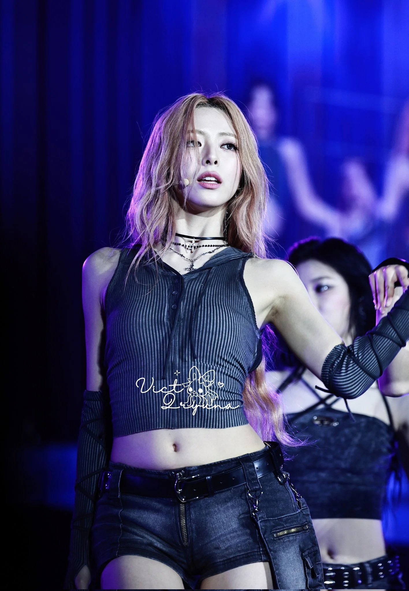 ITZY Yuna picture 2 of 3