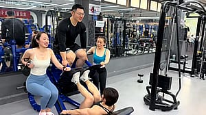 Zheng Xin (Leg Pressing 3 People)'