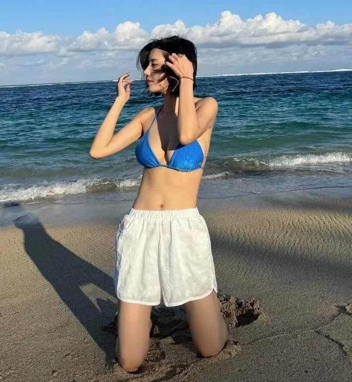Eunbi picture 1 of 2
