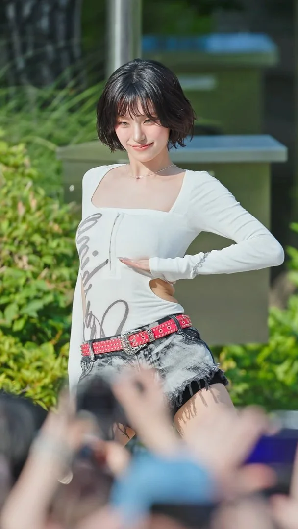 ITZY Yeji picture 1 of 4