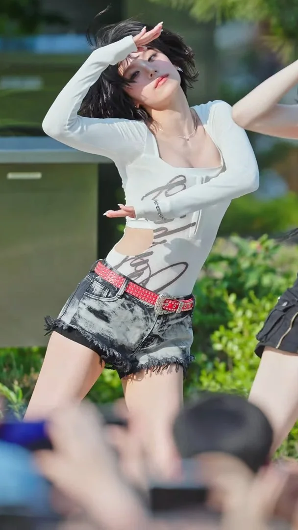 ITZY Yeji picture 2 of 4