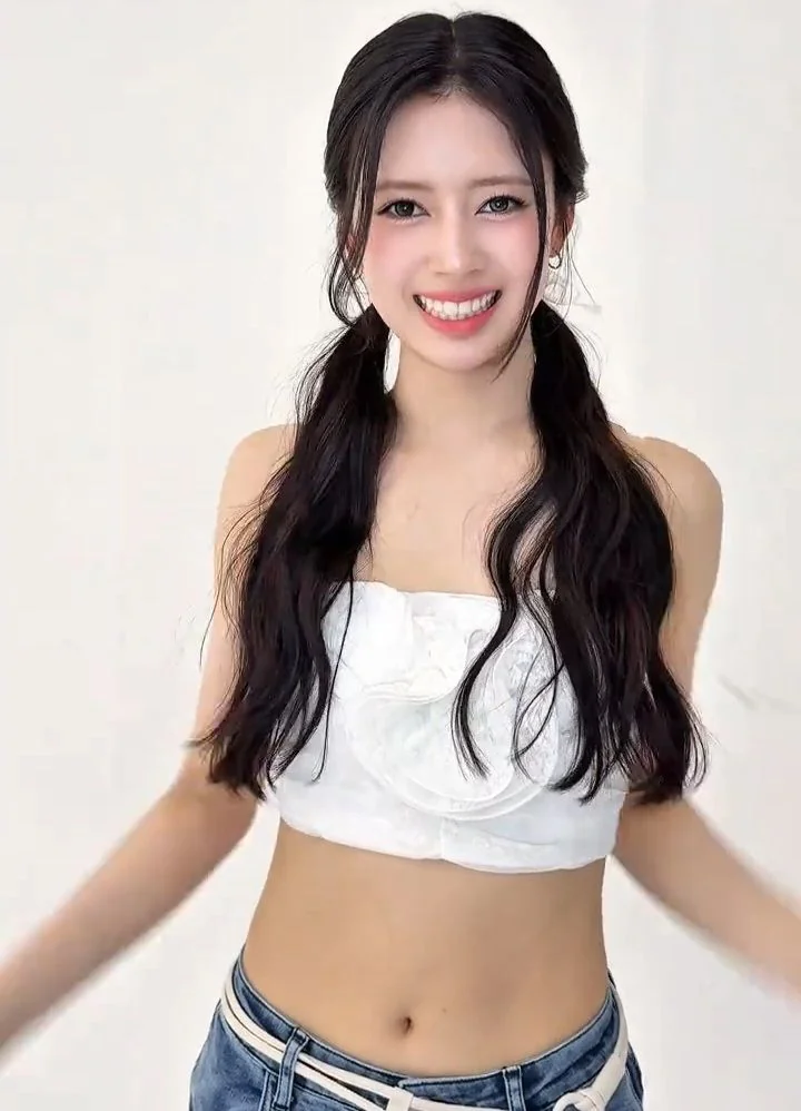 NiziU Rima picture 1 of 2