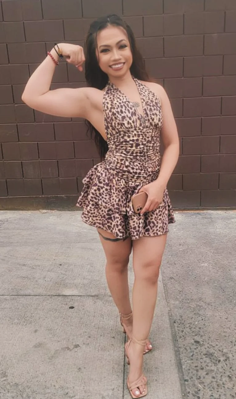 Muscular Yanah flexing bicep follow her instagram @yanah1992 picture 1 of 1