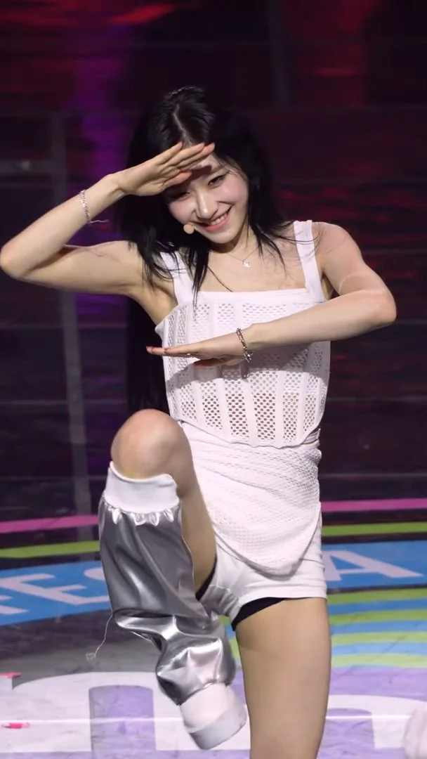 ITZY Chaeryeong picture 2 of 4