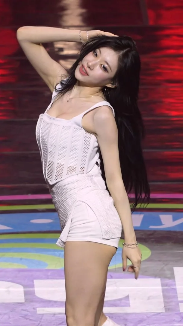 ITZY Chaeryeong picture 4 of 4