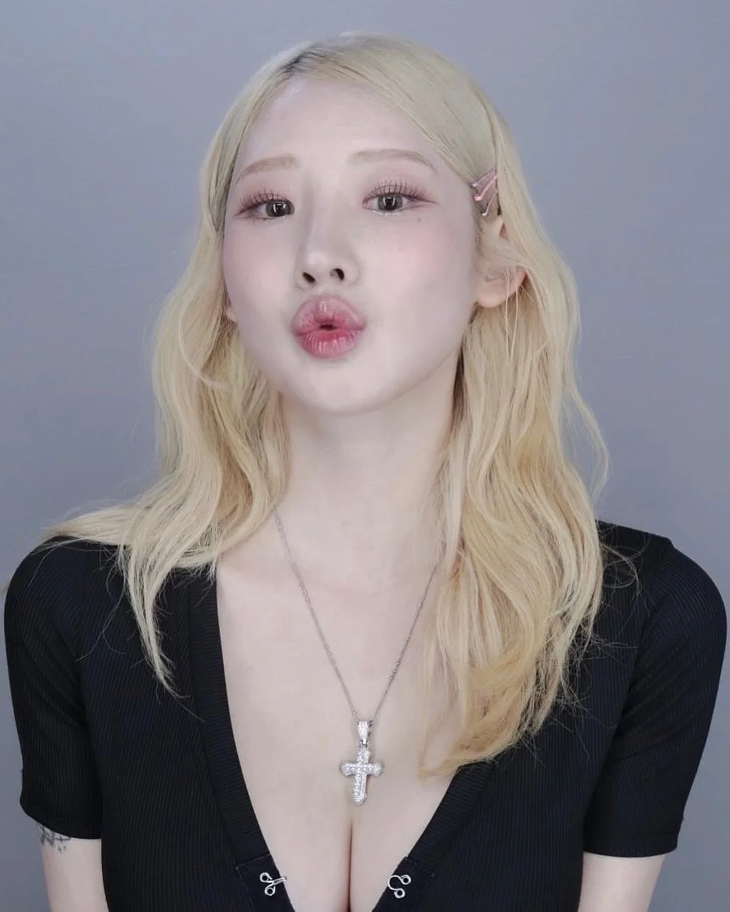 Asian blonde picture 4 of 4