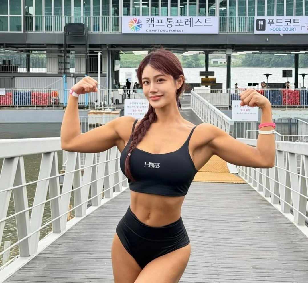 HYEJi YOO picture 2 of 6