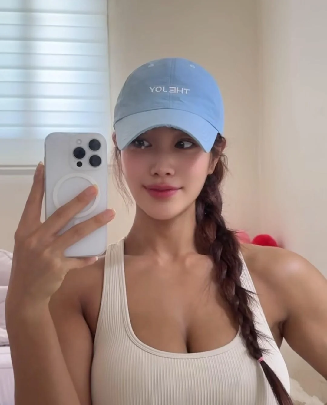 HYEJi YOO picture 4 of 6