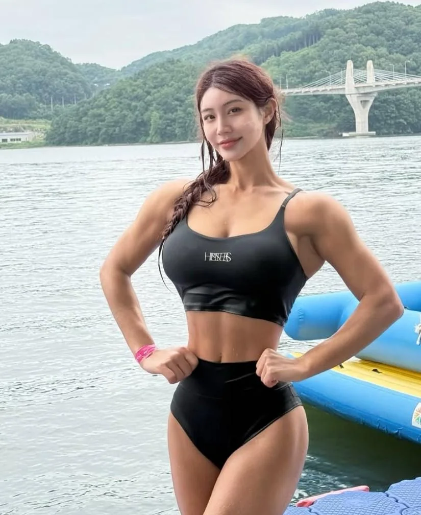 HYEJi YOO picture 5 of 6