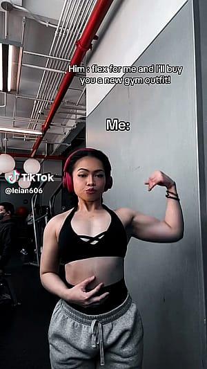 Yanah flexing follow her instagram @yanah1992'