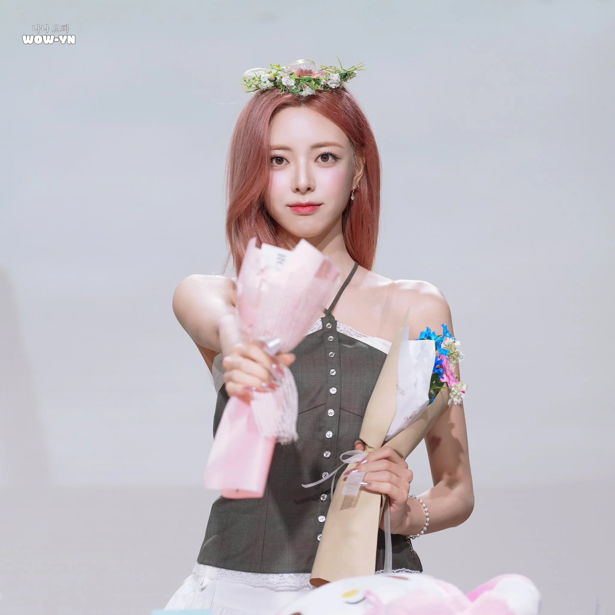 Itzy Yuna picture 2 of 4