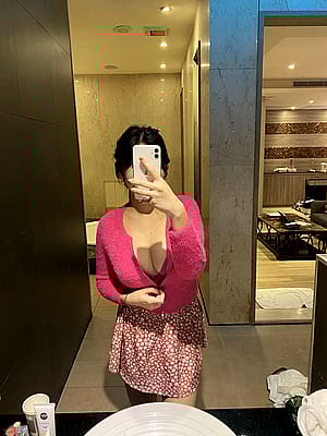 Does pink look good on me? Everyone says it doesn’t 🥺'