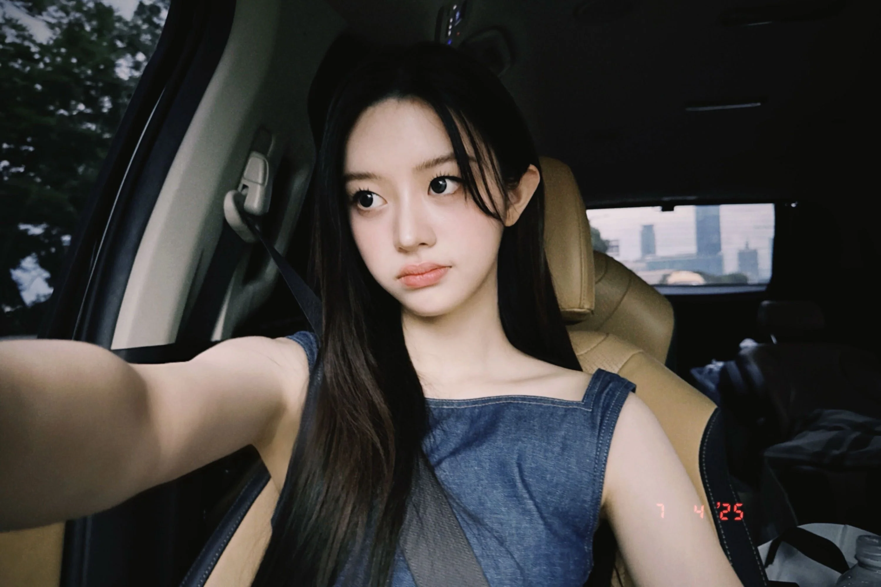 ILLIT Minju picture 1 of 2