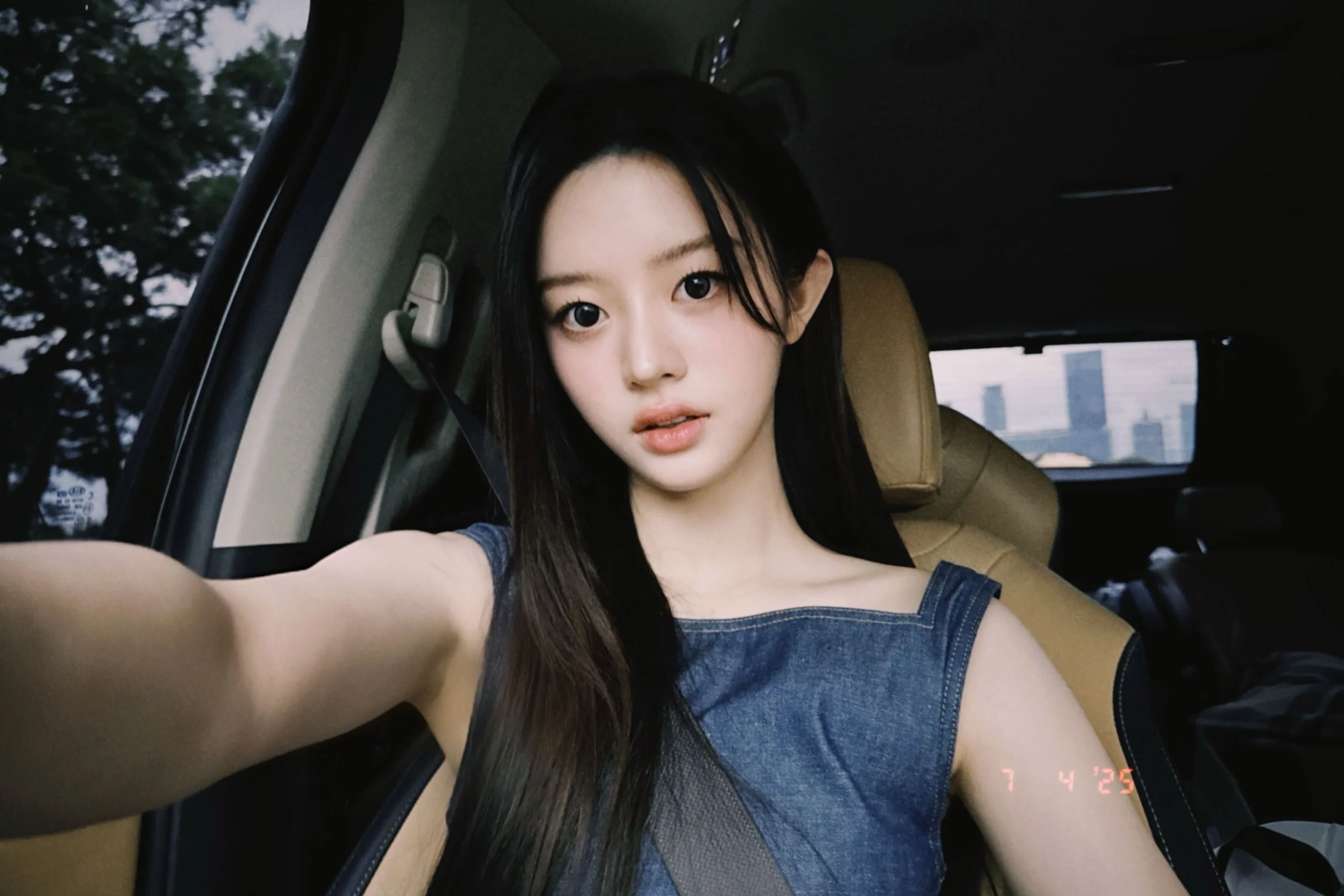 ILLIT Minju picture 2 of 2