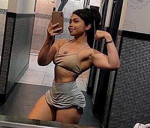 Yanah flexing follow her instagram @yanah1992'