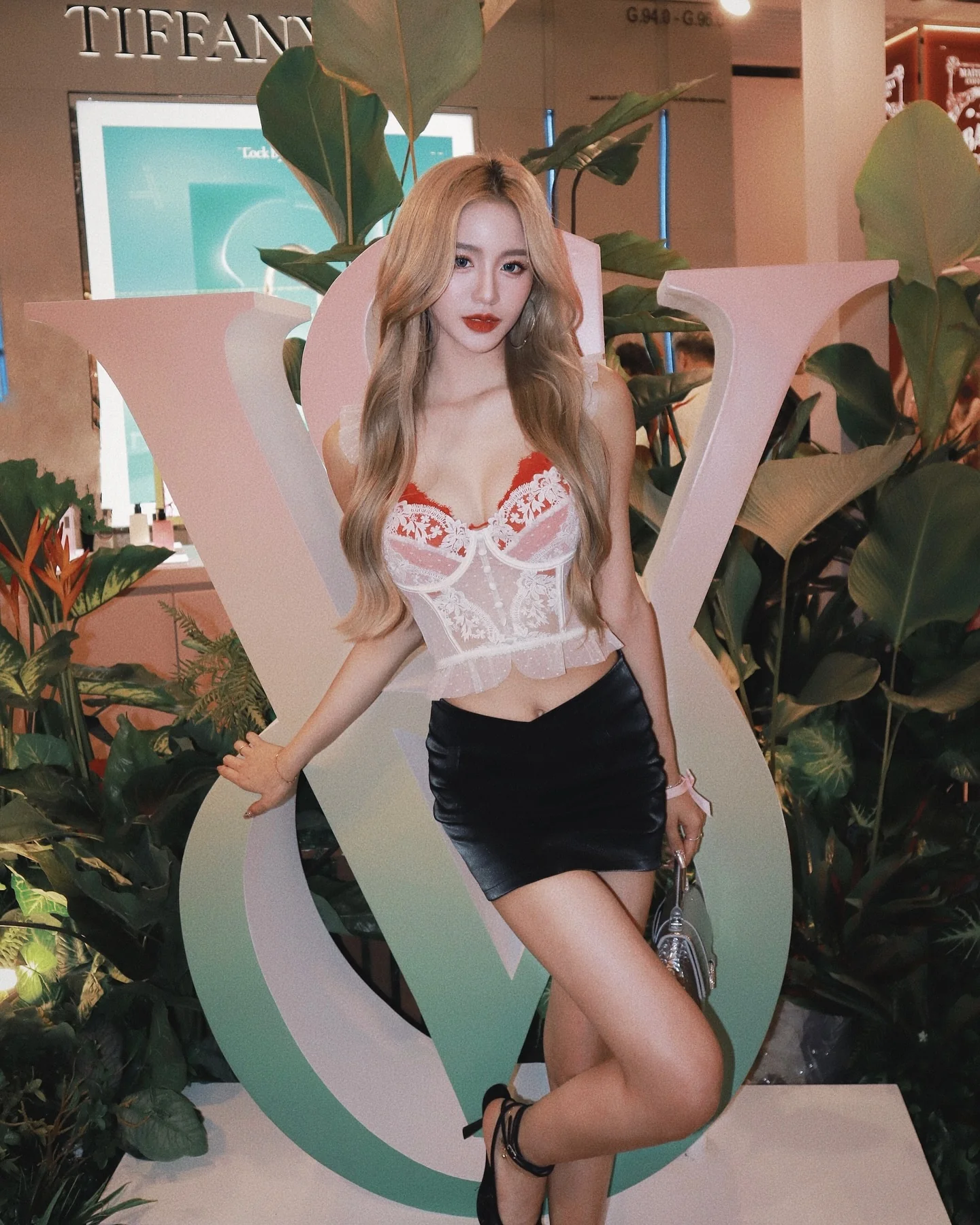 Asian blonde picture 4 of 6