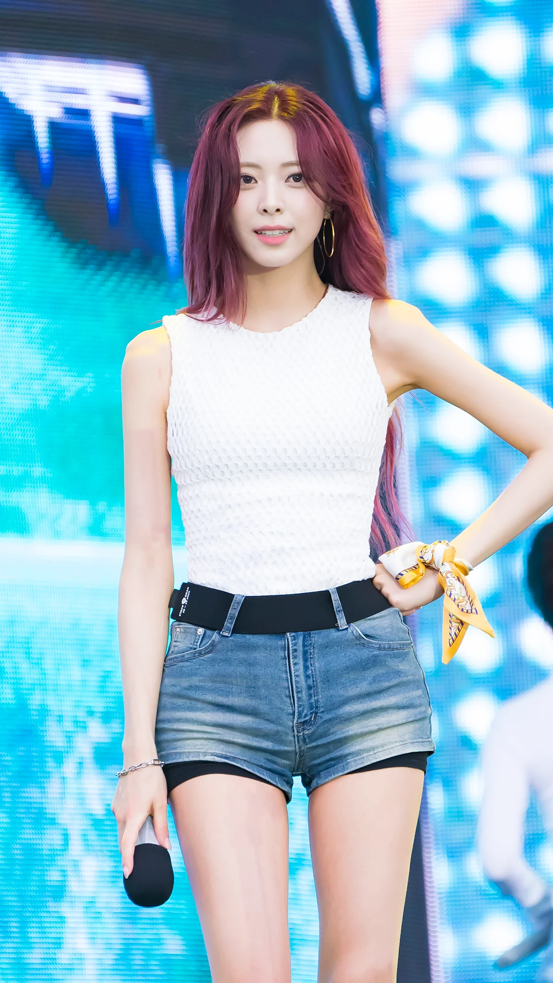 ITZY Yuna picture 2 of 4