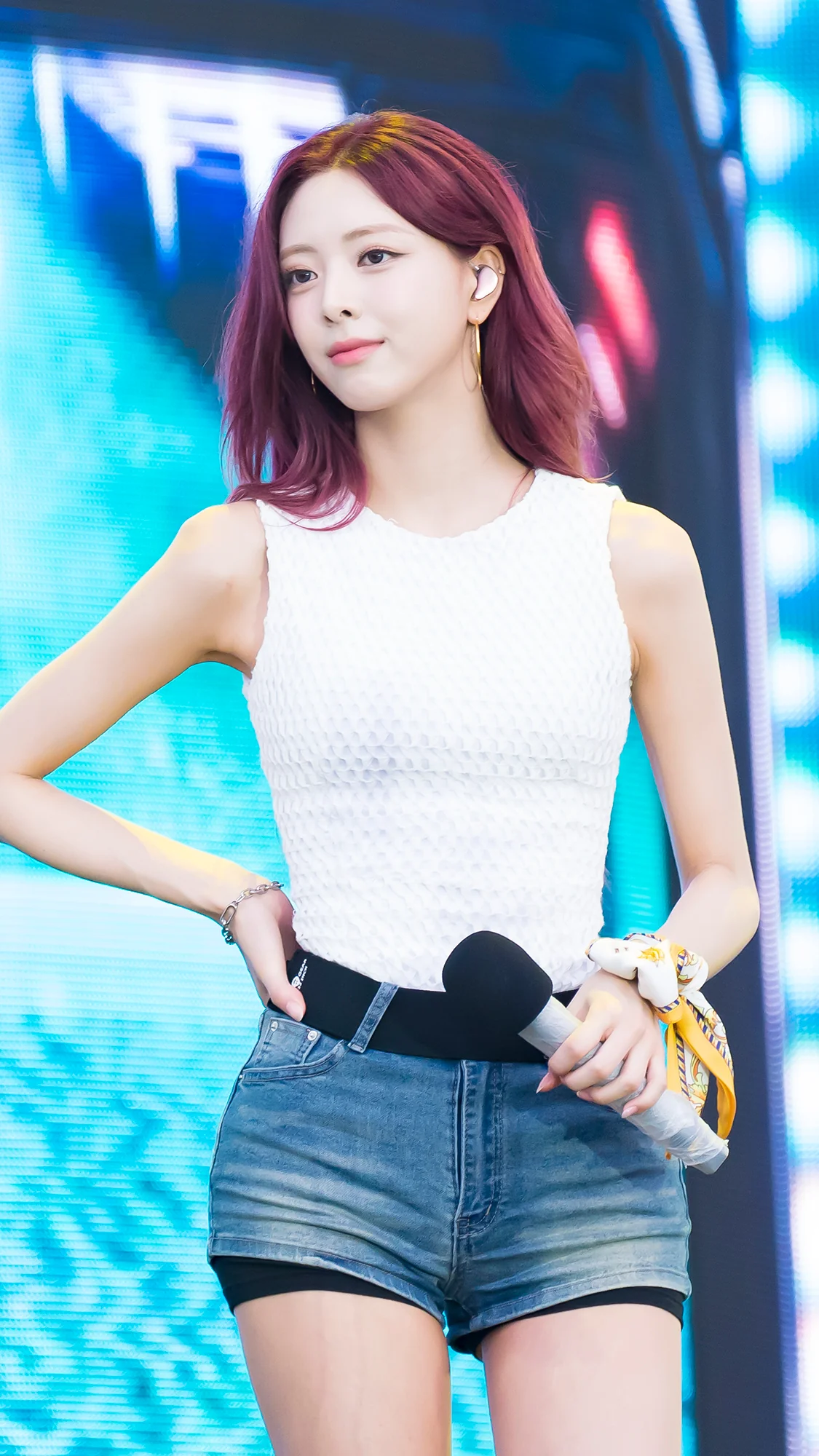 ITZY Yuna picture 3 of 4