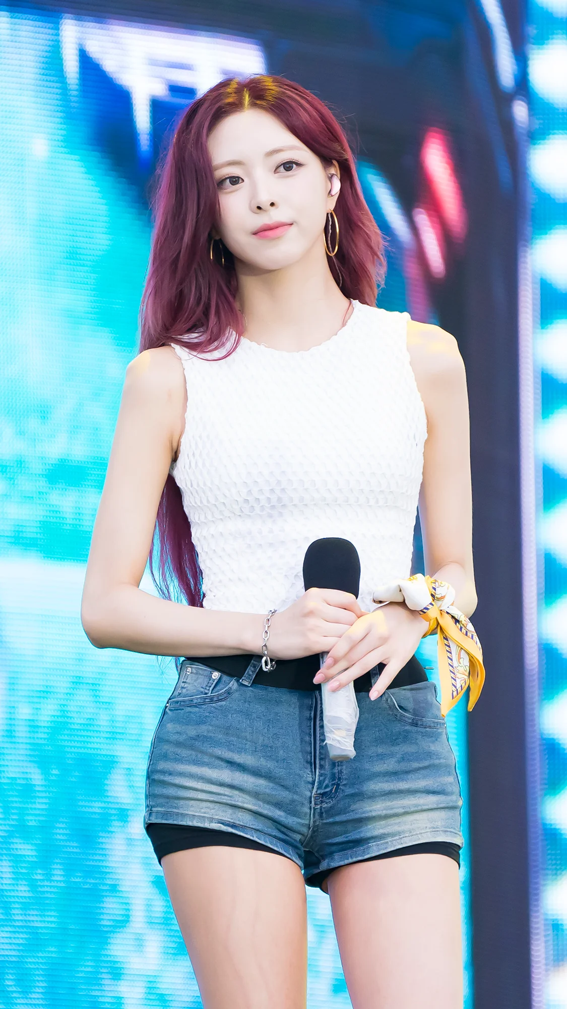 ITZY Yuna picture 4 of 4