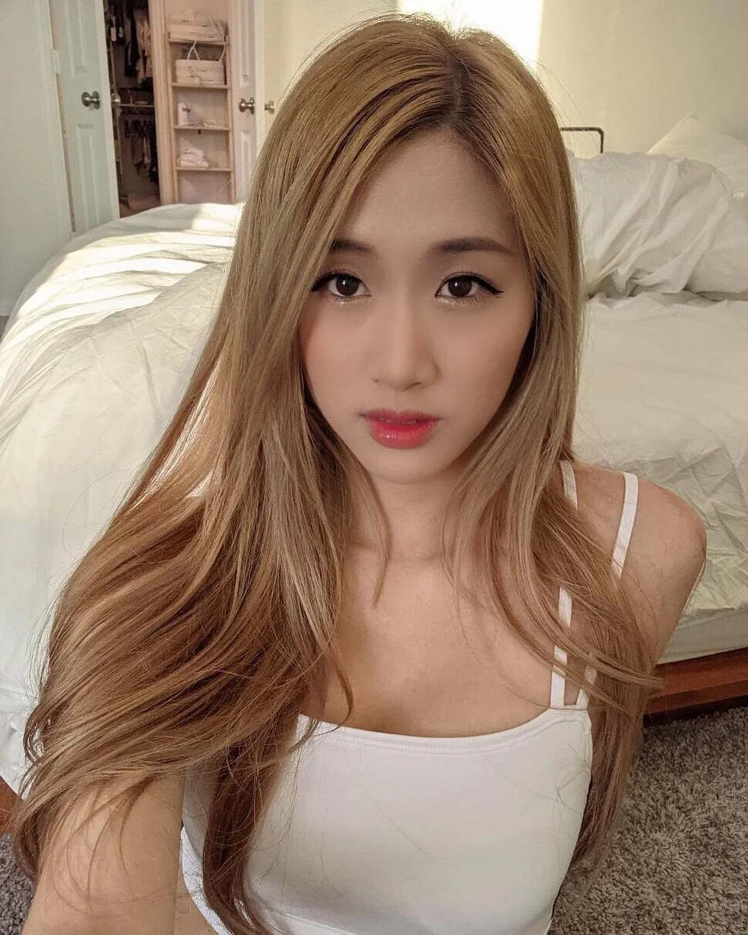 Asian blonde picture 2 of 7