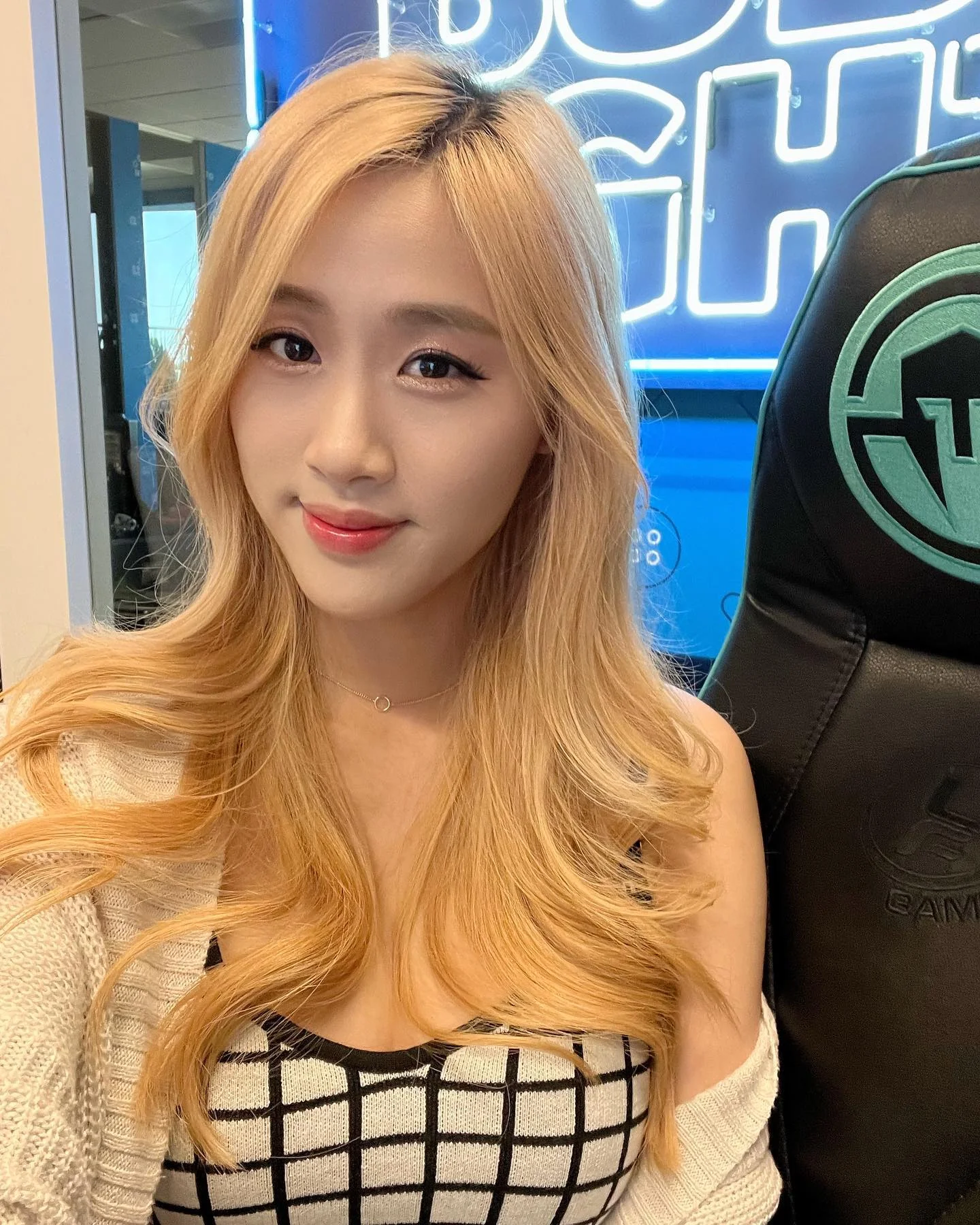 Asian blonde picture 5 of 7
