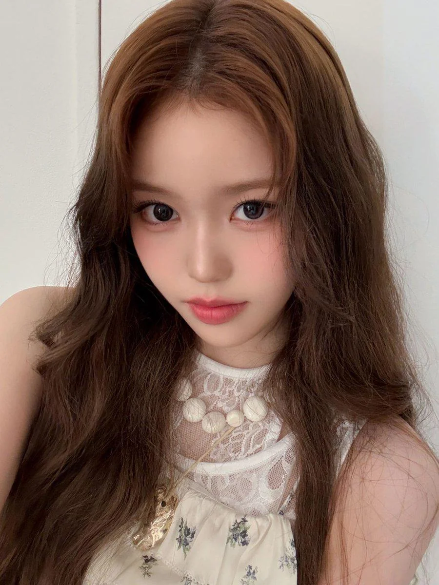 izna Jeong Saebi picture 1 of 1