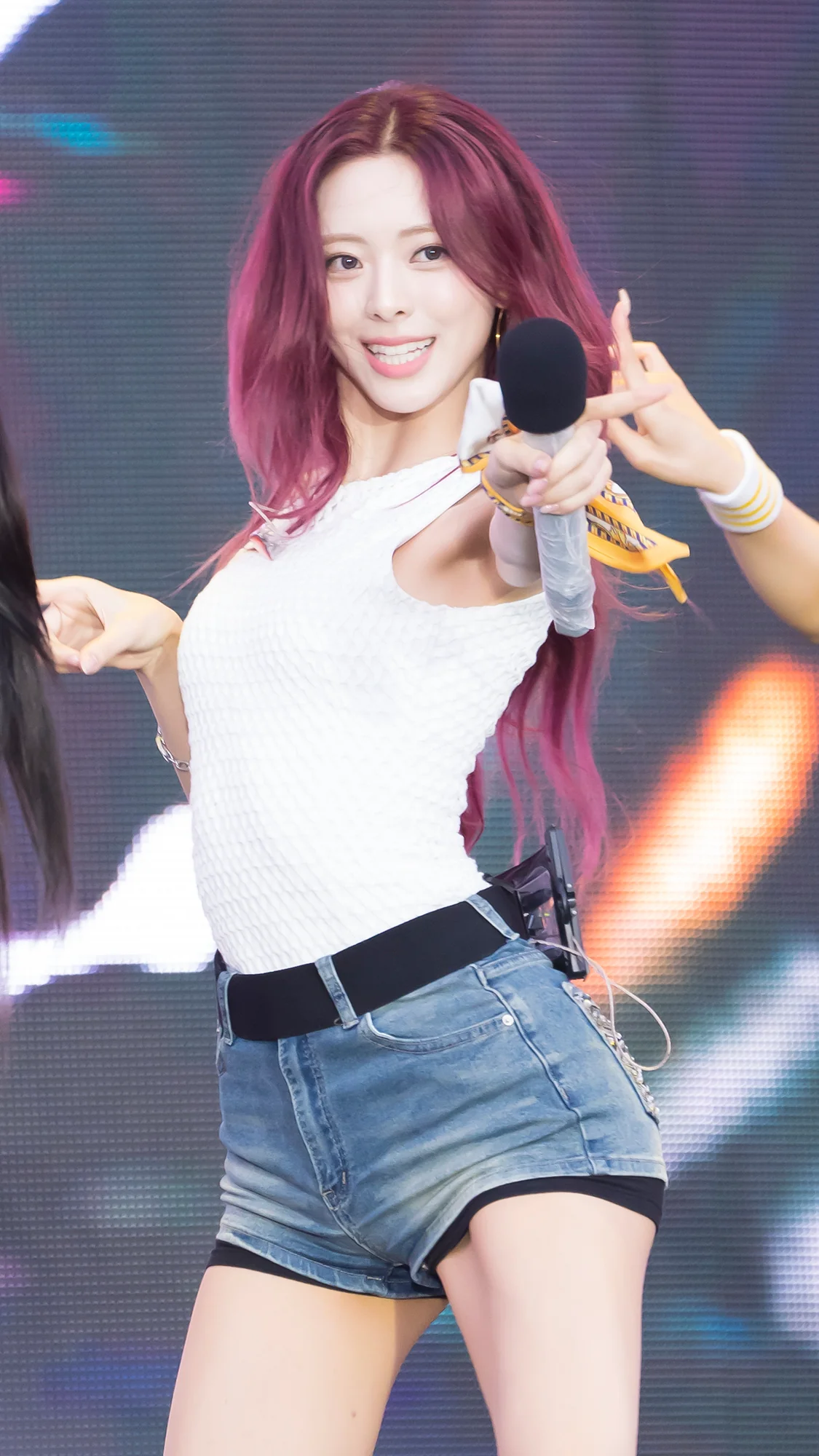 ITZY Yuna picture 3 of 4