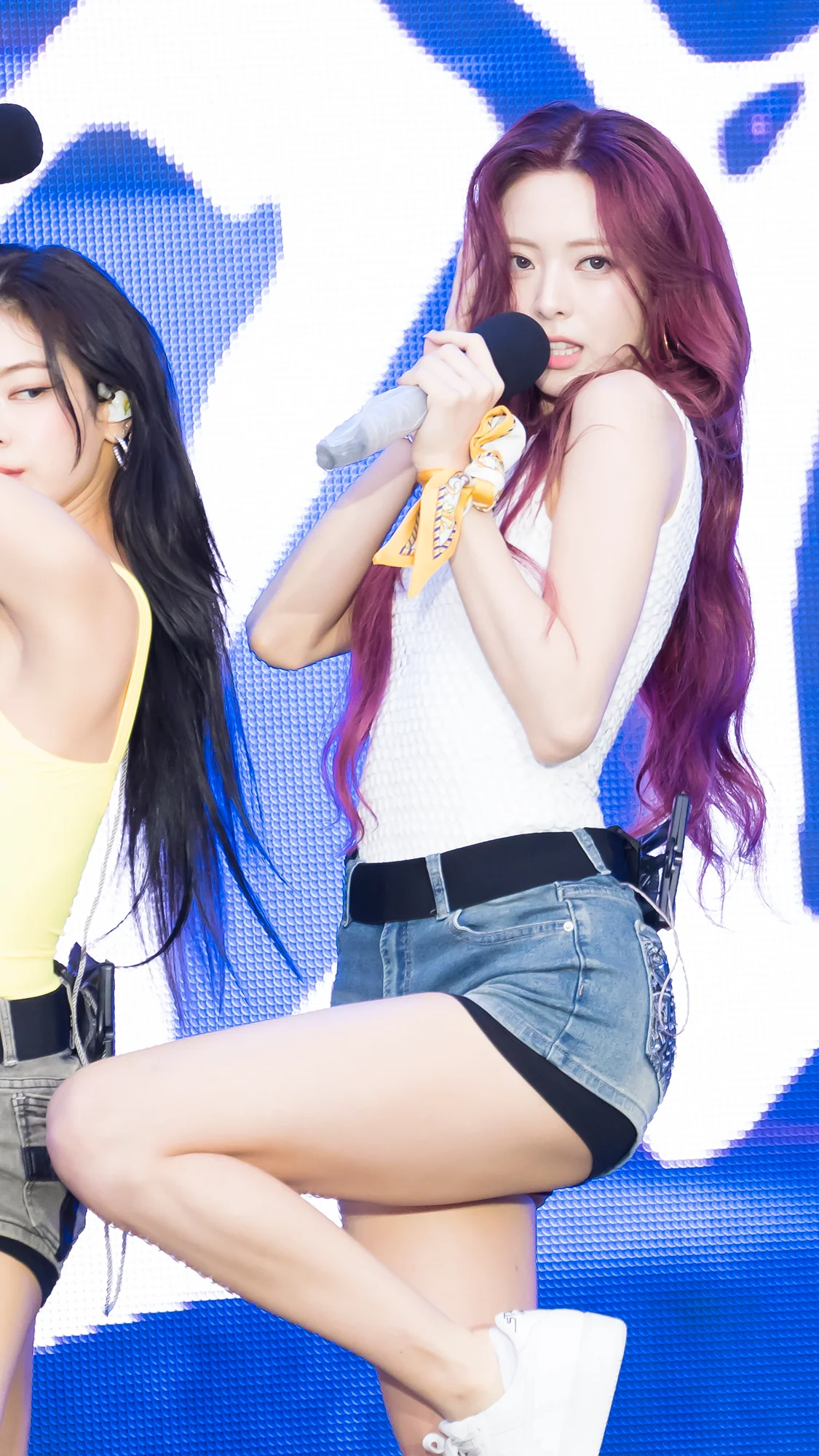 ITZY Yuna picture 4 of 4