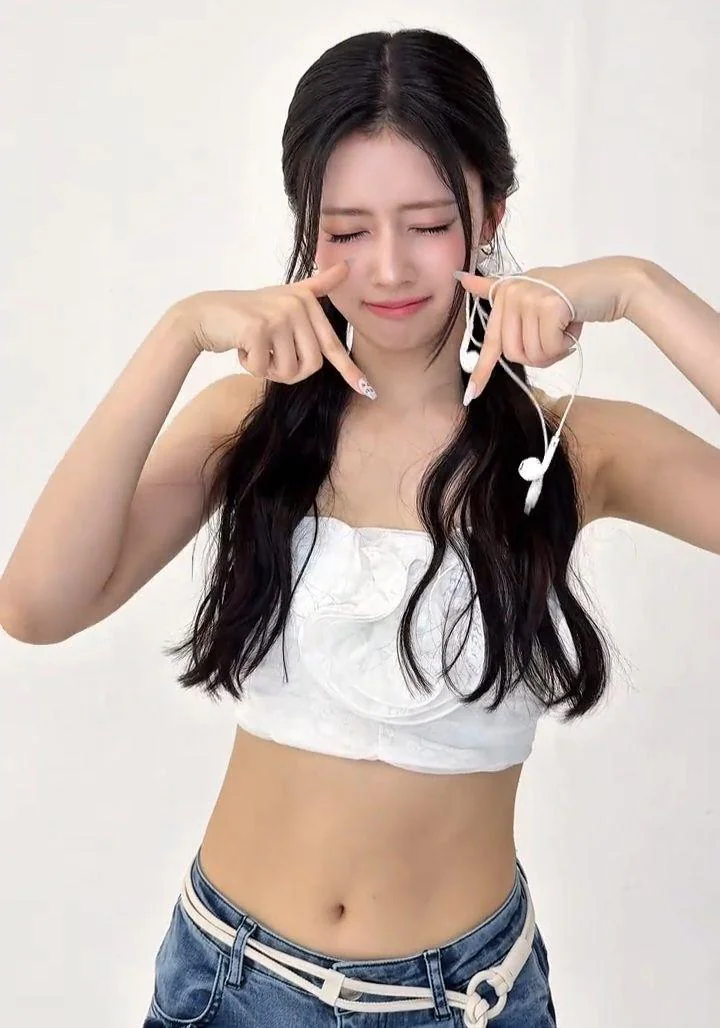 NiziU Rima TT picture 1 of 1